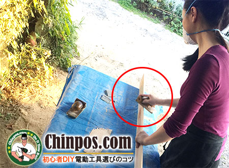 部屋モールド　やすりで板を滑らかに